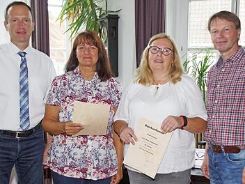 40 Jahre sind Verwaltungsfachangestellte Elke Müller (Zweite von links) und Kinderpflegerin Anita Schöpplein im Dienst der Stadt Eltmann. Zum Jubiläum gratulierten Bürgermeister Michael Ziegler (links) und Personalratsvorsitzender Wolfgang Kühl. Foto: Sabine Weinbeer