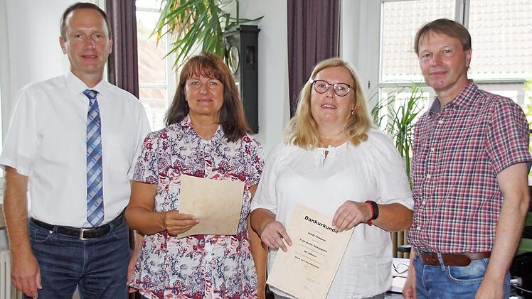 40 Jahre sind Verwaltungsfachangestellte Elke Müller (Zweite von links) und Kinderpflegerin Anita Schöpplein im Dienst der Stadt Eltmann. Zum Jubiläum gratulierten Bürgermeister Michael Ziegler (links) und Personalratsvorsitzender Wolfgang Kühl. Foto: Sabine Weinbeer