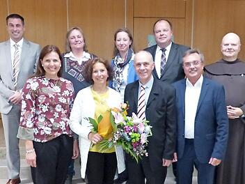 Die stellvertretende Schulrätin Kerstin Zapf (vorne, links) hat die neue Leiterin der Grund- und Mittelschule Marktleugast, Annette Marx (rechts daneben), offiziell in ihr Amt eingeführt. Mit im Bild die zahlreichen Ehrengäste Foto: Klaus-Peter Wulf