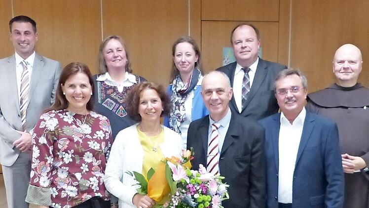 Die stellvertretende Schulrätin Kerstin Zapf (vorne, links) hat die neue Leiterin der Grund- und Mittelschule Marktleugast, Annette Marx (rechts daneben), offiziell in ihr Amt eingeführt. Mit im Bild die zahlreichen Ehrengäste Foto: Klaus-Peter Wulf