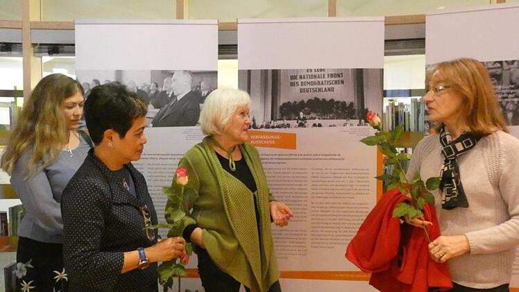 Einige politisch engagierte Herzogenauracherinnen er&ouml;ffneten die Ausstellung.     Foto: Gabriela Ruyter