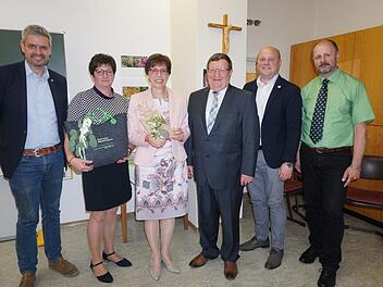 13 Jahre leitete Doris Hartan-Khan die Bischofsheimer  Hauswirtschaftsschule. Zum Abschied wurde ihr die Medaille des  Bauernverbandes Rhön-Grabfeld überreicht. Das Bild zeigt von links: den  Kreis-Geschäftsführers des Bayerischen Bauernverbandes Michael Diestel,  Kreisbäuerin Margit Ziegler, Doris Hartan-Khan, den stellvertretende  Landrat Josef Demar, Bürgermeister Georg Seiffert und Behördenleiter  Oliver Kröner. Foto: Marion Eckert