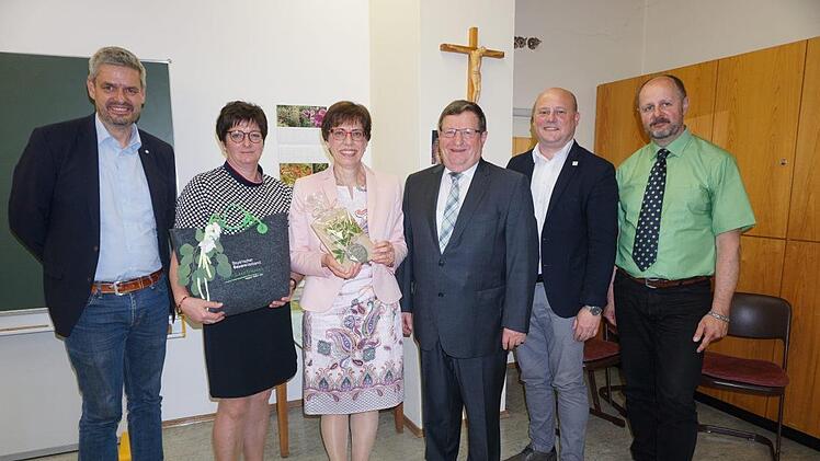 13 Jahre leitete Doris Hartan-Khan die Bischofsheimer  Hauswirtschaftsschule. Zum Abschied wurde ihr die Medaille des  Bauernverbandes Rhön-Grabfeld überreicht. Das Bild zeigt von links: den  Kreis-Geschäftsführers des Bayerischen Bauernverbandes Michael Diestel,  Kreisbäuerin Margit Ziegler, Doris Hartan-Khan, den stellvertretende  Landrat Josef Demar, Bürgermeister Georg Seiffert und Behördenleiter  Oliver Kröner. Foto: Marion Eckert