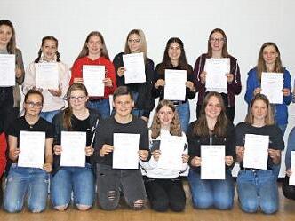 Die frischgebackenen Schulsanitäter der Maximilian-von-Welsch Realschule bekamen ihre Zertifikate von Realschulkonrektor Matthias Klinke (hinten rechts) und Ausbilderin Ina Esser (hinten links) überreicht. Foto: Heike Schülein