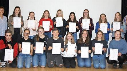 Die frischgebackenen Schulsanitäter der Maximilian-von-Welsch Realschule bekamen ihre Zertifikate von Realschulkonrektor Matthias Klinke (hinten rechts) und Ausbilderin Ina Esser (hinten links) überreicht. Foto: Heike Schülein