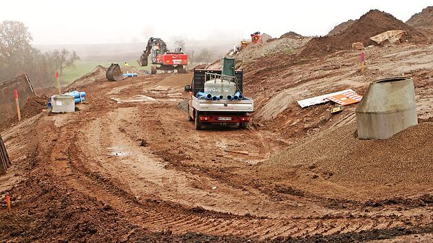Gro&szlig;e Bodenbewegungen sind notwendig, um weitere 27 Baupl&auml;tze im Wohngebiet "Am Hahn" in Eltmann entstehen zu lassen. Allerdings k&uuml;ndigte B&uuml;rgermeister Michael Ziegler bei der B&uuml;rgerversammlung an, dass Baufl&auml;chen langsam Mangelware werden.  Foto: G&uuml;nther Geiling