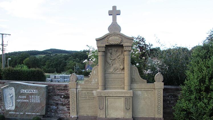Die Sanierung der neunten Kreuzwegstation im Friedhof von Elfershausen ist abgeschlossen. An der Erneuerung beteiligte sich auch die Unterfränkische Kulturstiftung.       Foto: Winfried Ehling