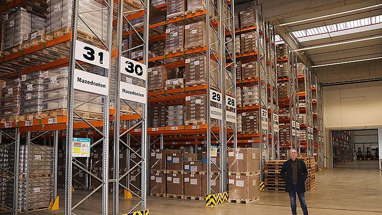 Ralf Ebner in seiner Logistikhalle, wo ein Großteil der Waren aus Mazedonien umgeschlagen wird.