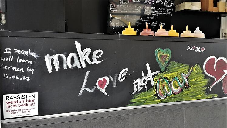 Ein Food-Trucker zeigt am Wagen seine politische Haltung.
