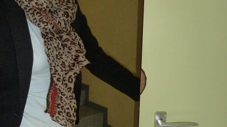 Lehrerin Heidrun von Schön weist auf die Lücke an einer Tür hin.