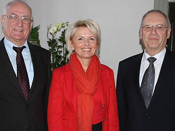 Landrätin Tamara Bischof übergab Anton Baum (links) und Gunter Kittel (rechts) die Verdienstmedaille  Foto: Sabine Herteuxt