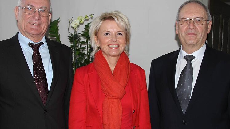 Landrätin Tamara Bischof übergab Anton Baum (links) und Gunter Kittel (rechts) die Verdienstmedaille  Foto: Sabine Herteuxt