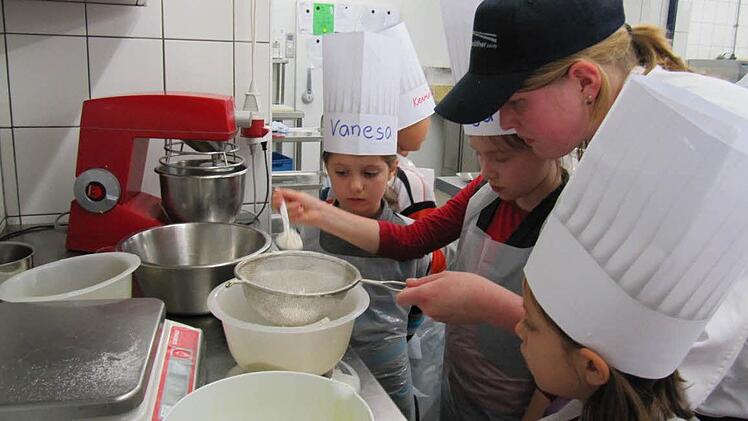 Unter der Aufsicht von Köchin Daniela Schmitt wird der Muffin-Teig hergestellt.