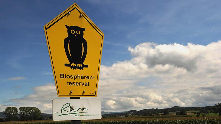 Ein Schild weist am 05.08.2011 vor Dipperz (Landkreis Fulda) auf das Biosphärenreservat Rhön hin. Das Biosphärenreservat Rhön behält seinen Unesco-Status soll laut Koordinierungsrat der UN-Sonderorganisation deutlich wachsen. Foto: Uwe Zucchi/dpa