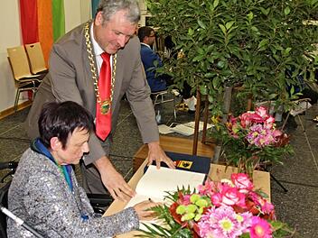 Siegrid Carl trägt sich ins Goldene Buch der Stadt Ebern ein. Foto: Helmut Will