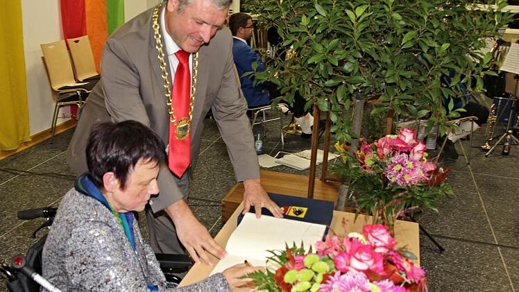 Siegrid Carl trägt sich ins Goldene Buch der Stadt Ebern ein. Foto: Helmut Will