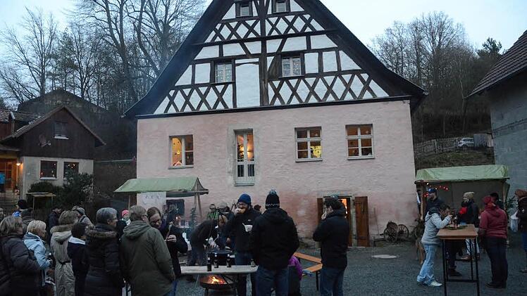 Bezaubernde Lichteffekte, das schöne Ambiente des Fachwerk- Mühlengebäudes, Lagerfeuer und offene Feuer-Kochstellen verzauberten gegen Abend die Rothmühle. Foto: Karl-Heinz Hofmann