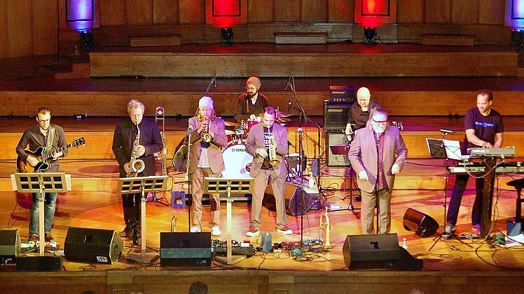 Die Trumpet Night mit (vorn von links) Bruno Müller (Gitarre), Claudius Valk (Tenorsaxophon), Rüdiger Baldauf (Trompete), Joo Kraus (Trompete), Edo Zanki (Gesang) und Jesse Milliner (Keyboard) sowie Mario Garruccio (Schlagzeug) und Stefan Rademacher (Bass)  Foto: Sigismund von Dobschütz