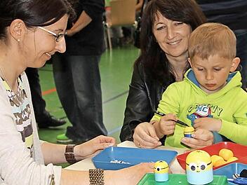 An den Basteltischen herrschte immer Andrang. Das Angebot war bunt und vielfältig. Fotos: Gerda Völk