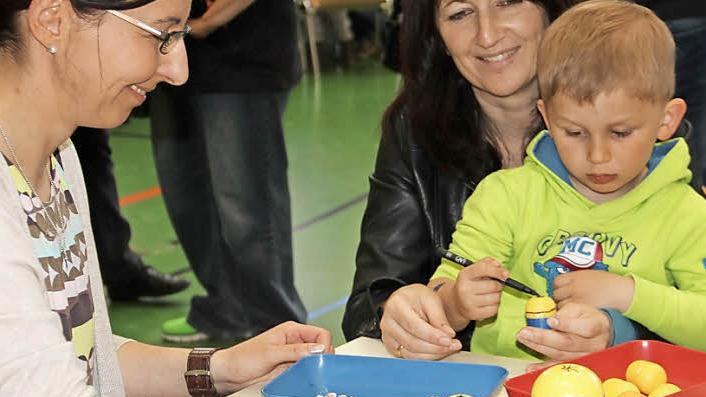 An den Basteltischen herrschte immer Andrang. Das Angebot war bunt und vielfältig. Fotos: Gerda Völk