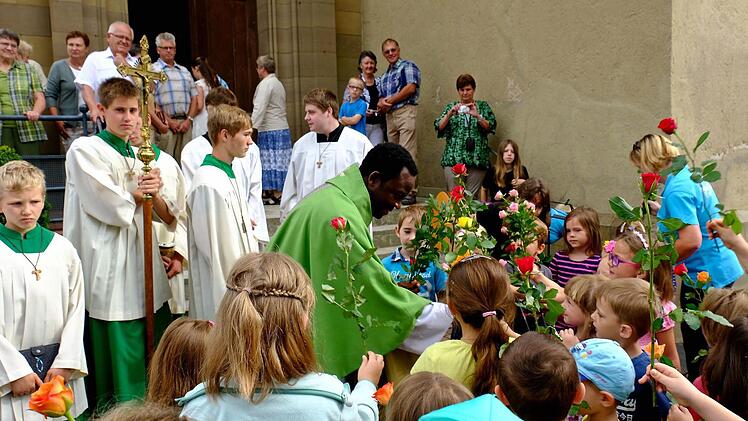 Herzlicher Abschied von Pfarrvikar Blaise Okpanachi von den Kindergartenkindern. Foto: Gerd Schaar