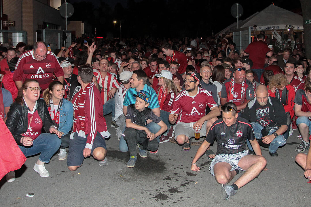 1. FCN steigt auf: Fans feiern in Nürnberg