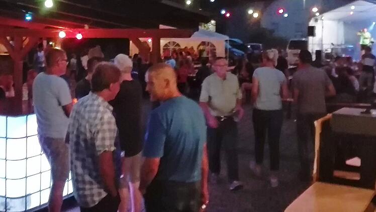 Die Besucher des Jubiläumsfestes der Sportfreunde Unterhohenried feierten bis tief in die Nacht.  Foto: Christian Licha