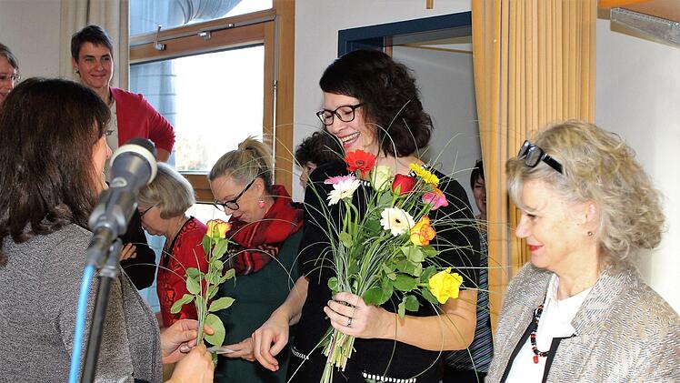 Herzlich ist das Verhältnis zwischen Lehrerkollegium und Schulleiterin Mischner (rechts).    Foto: Evi Seeger