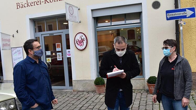 Nadir Hepkavakli  trägt sich in die Unterschriftenliste ein. Foto: Petra Malbrich