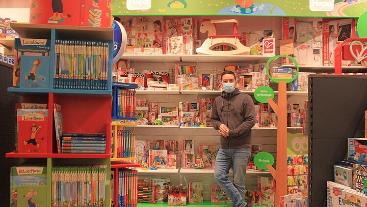 Das Weihnachtssortiment in der Spielkiste hat Michael Lang zusammen mit seinem Bruder Sebastian schon aus dem Laden geräumt.Scheuerer