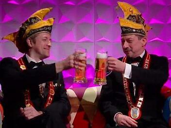 Stefan Unglaub (links) und Thomas Eck, Vizepräsident und Präsident der Coburger Narrhalla, stoßen auf einen gelungenen Abend an.
