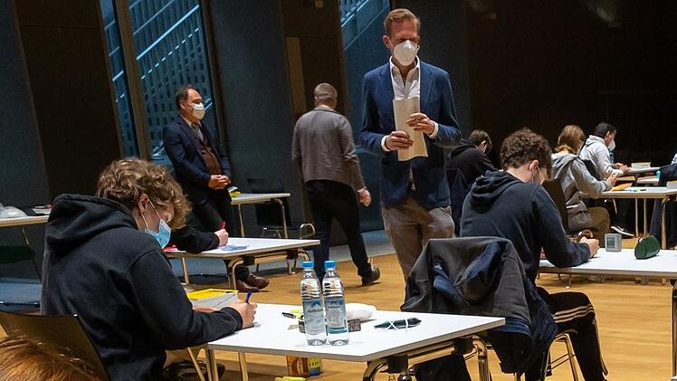Auf die erschwerten Corona-Bedingungen nimmt das Kultusministerium bei den Abiturprüfungen offenbar keine Rücksicht.