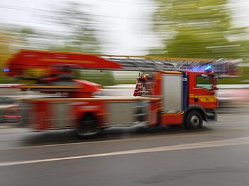 Weidenberg: Amazon-Fahrer flieht nach Unfall - Feuerwehrfahrzeug landet im Straßengraben