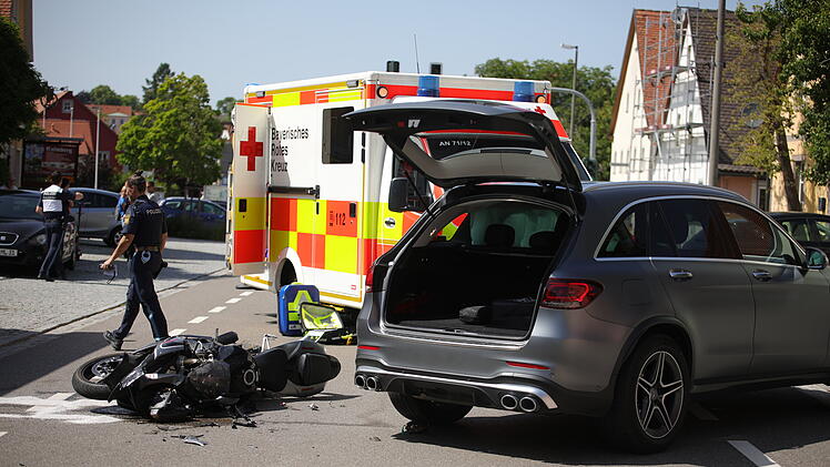 Kreis Ansbach: Auto kollidiert mit Motorrad - Biker lebensgefährlich verletzt