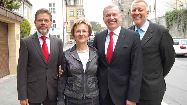 Abschied:Sparkassen- Vorstandsmitglied Dieter Ritz (Zweiter von rechts) ging 2012 in den Ruhestand.