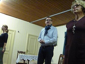 Dr. Zibelius (Mitte, Dietmar Hofmann) soll seine Frau Edith (links, Elena Scheler) in der Hochzeitsnacht betrogen haben. Edith und ihre Mutter Ida (Monika Kretter) gehen mit ihm ins Gericht. Foto: Katharina Müller-Sanke