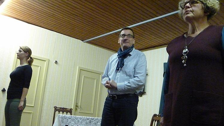 Dr. Zibelius (Mitte, Dietmar Hofmann) soll seine Frau Edith (links, Elena Scheler) in der Hochzeitsnacht betrogen haben. Edith und ihre Mutter Ida (Monika Kretter) gehen mit ihm ins Gericht. Foto: Katharina Müller-Sanke