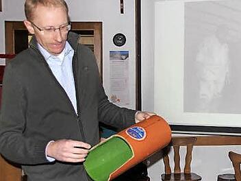 Bauamtsleiter Martin Lang zeigt, wie so eine Inliner-Rohrsanierung erfolgt.Foto:Ralf Kestel