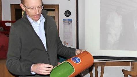 Bauamtsleiter Martin Lang zeigt, wie so eine Inliner-Rohrsanierung erfolgt.Foto:Ralf Kestel