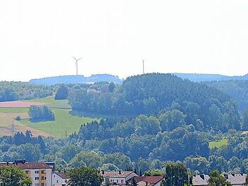 Von der Festung Rosenberg aus sind diese beiden Windkraftanlagen in der Nähe von Kronach gut zu sehen. Nun sollen noch sieben neue Mühlen, allerdings in der doppelten Höhe, entstehen. Dazu sagte der Bauausschuss ein klares Nein. Foto: Karl-Heinz Hofmann