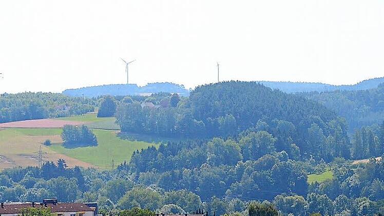 Von der Festung Rosenberg aus sind diese beiden Windkraftanlagen in der Nähe von Kronach gut zu sehen. Nun sollen noch sieben neue Mühlen, allerdings in der doppelten Höhe, entstehen. Dazu sagte der Bauausschuss ein klares Nein. Foto: Karl-Heinz Hofmann