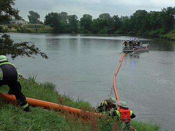 Die Feuerwehr baute eine Ölsperre im Haßfurter Hafen auf.  Fotos: Christian Licha