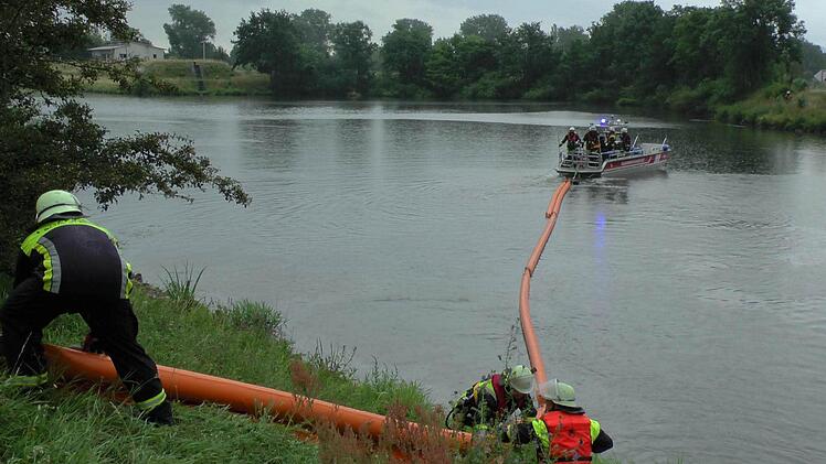 Die Feuerwehr baute eine Ölsperre im Haßfurter Hafen auf.  Fotos: Christian Licha
