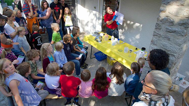 Hier qualmte und knallte es: Peter Weidinger (Leiter Brose Werkstofflabor) begeisterte die Kinder mit seinem "Chemiezauber".