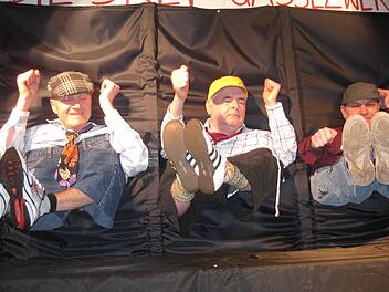 Die drei "Gassezwerche" Stefan Schaab (von links), Norbert Hahn und Bernd Fritz begeisterten das Schönderlinger Publikum. Foto: Beatrix Lieb