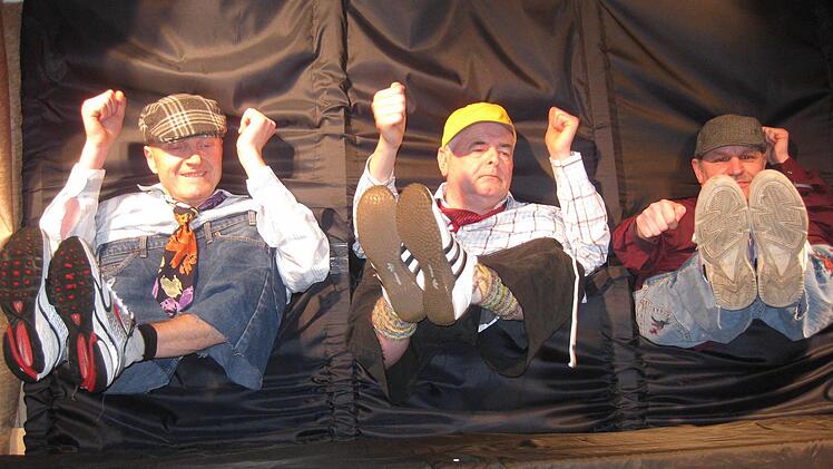 Die drei "Gassezwerche" Stefan Schaab (von links), Norbert Hahn und Bernd Fritz begeisterten das Schönderlinger Publikum. Foto: Beatrix Lieb