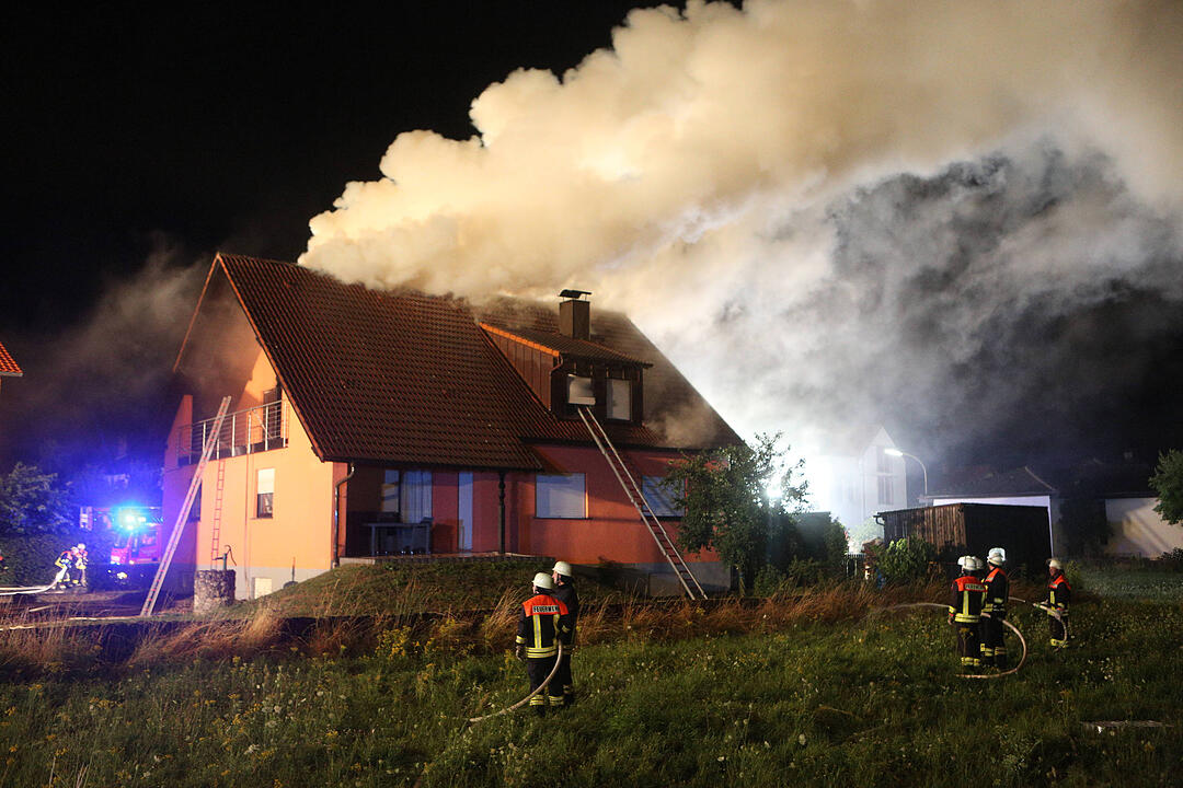 Flammen schlugen aus dem Dachstuhl von Wohnhaus - Feuerwehrmann stuerzt von Drehleiter, zwei weitere Verletzte
