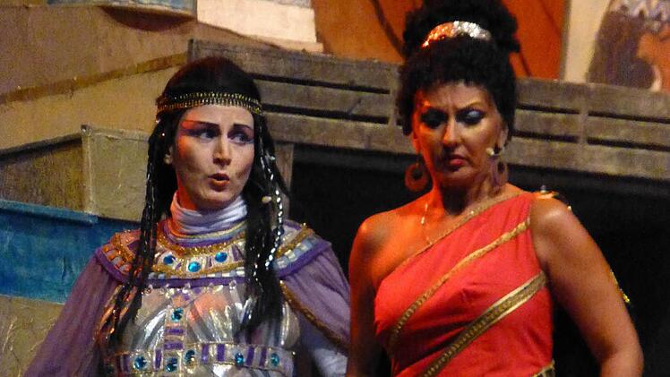 Elena Chavdarova-Isa (Amneris, links) und Elena Baramova (Aida). Foto: Ahnert