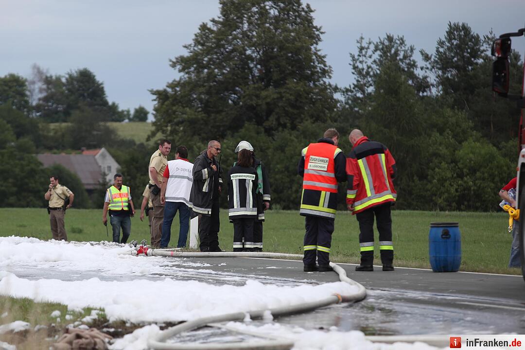 Auto und Lkw fangen nach Frontalzusammenstoss Feuer - Fahrerin stirbt
