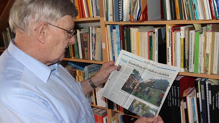 Mit einem Griff hat Kreisheimatpfleger Günter Lipp alles Heimatgeschichtliche parat. Hier zeigt er einen Pressebericht über den Brand des Anwesen Lützelebern aus dem Jahr 2006.  Foto: Helmut Will